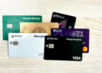 Қазақстандықтар артық банк карталарынан жаппай құтылып жатыр