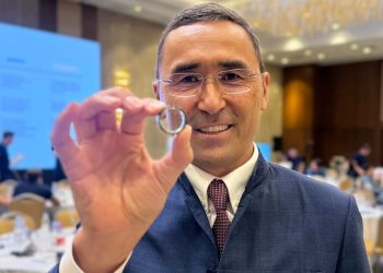 Қазақстандық миллионер 150 қызметкеріне ақылды сақина сыйлады