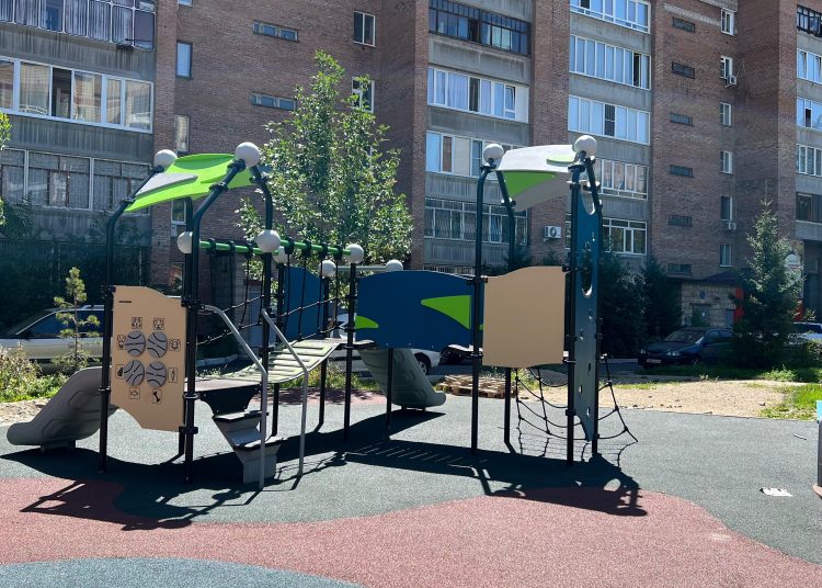 Өскеменеде аулалар абаттандырылып жатыр