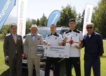 «Қайраттың» бас бапкеріне көлік мінгізді