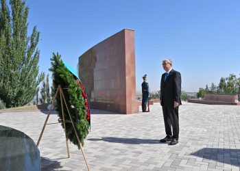 Тоқаев Бішкектегі «Ата бейіт» тарихи-мемориалдық кешеніне барды