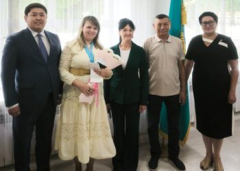 Екі көпбалалы анаға Президент атынан марапат табысталды — ШҚО