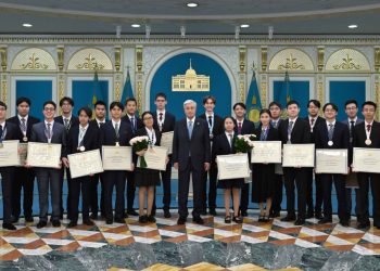 Президент дарынды оқушыларды марапаттады