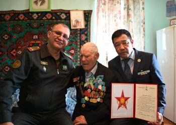 Өскеменде 99 жастағы соғыс ардагерін құттықтады