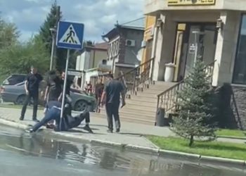 Семейде ер адамды тапа-тал түсте, полицияның алдында тепкілеп кетті