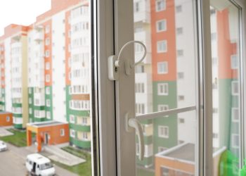 Өскеменде 4 жастағы қыз бала терезеден құлап кетті