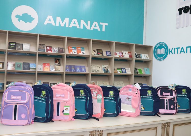 ШҚО-да 800-ден астам балаға оқу құралдары табысталды