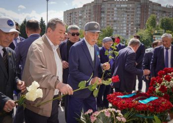 Өскемендіктер Абай ескерткішіне гүл шоқтарын қойды