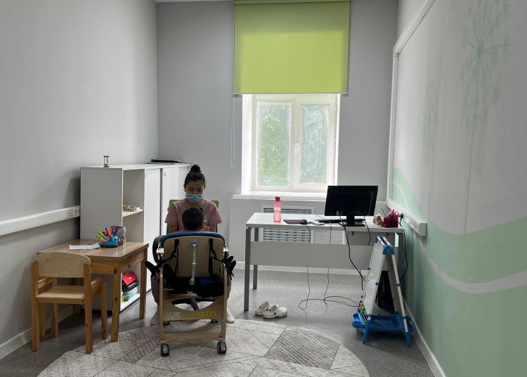 Өскемендегі «Қамқорлық» ерте араласу орталығы қалай жұмыс істеп тұр?