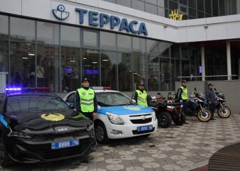 Өскемендік полицейлер балаларға жол қозғалысы ережелерін шоу форматында түсіндіреді