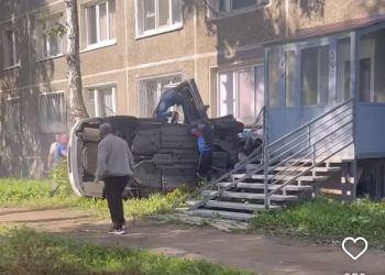 Өскемен: Жолдан шығып кеткен көлік көпқабатты тұрғын үйге соғылды