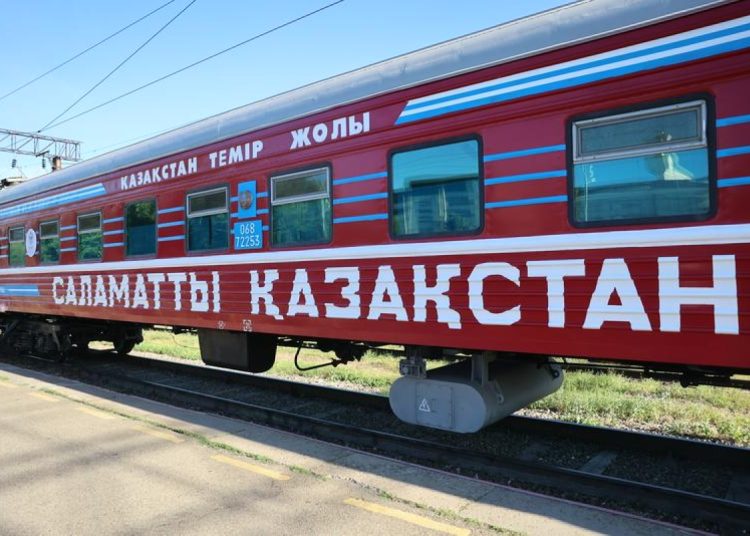 «Саламатты Қазақстан»: Дәрігерлер пойызы Шығысқа келді