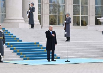 Президент Мемлекеттік ту көтеру рәсіміне қатысты