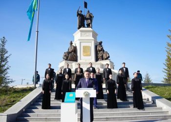 Тәуелсіздік монументінде ту көтеріліп, мемлекеттік қызметшілер ант берді — ШҚО