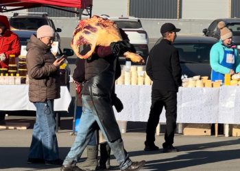 Елдің бәрі ет алды: Өскеменде мерекелік жәрмеңке қалай өтті?