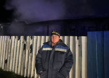 ШҚО-да ер адам өртеніп жатқан үйден екі сәбиді алып шықты