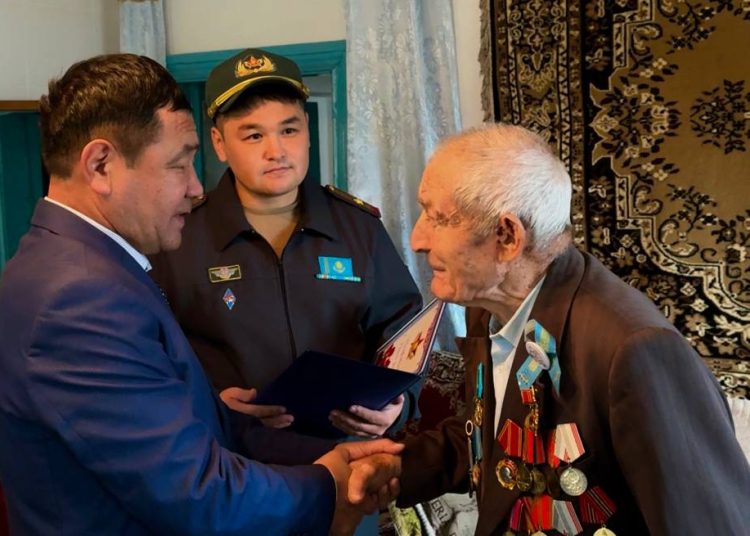 Әскери қызметшілер 100 жасқа толған соғыс ардагерін мерейтойымен құттықтады