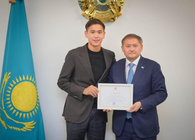 Шерхан Қалмұрзаға ректорлық білім беру гранты берілді