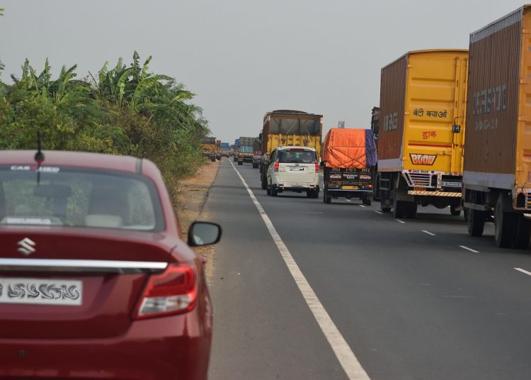 Қазақстандықтар енді шетелден жүк көліктері мен автобустарды кіргізе алмайды