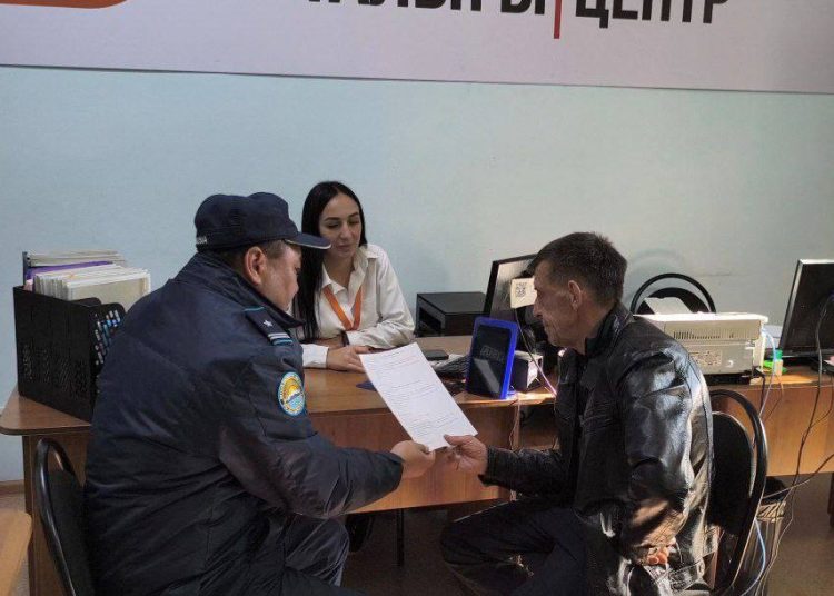 ШҚО полицейлері бұрын істі болған азаматтарға әлеуметтік көмек көрсетіп жүр