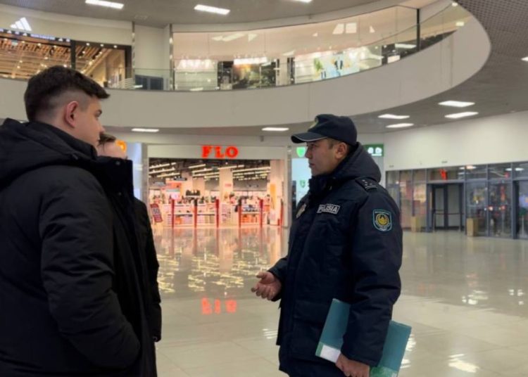 ШҚО полицейлері бет-жүзді тұмшалауға қатысты талаптарды түсіндіріп жүр