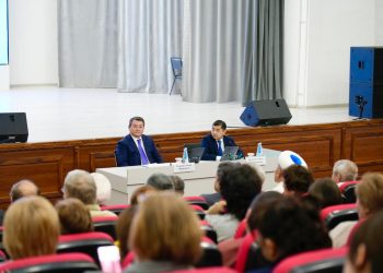 Президент кеңесшісі Мәлік Отарбаев Үлкен Нарын ауданының тұрғындарымен кездесті