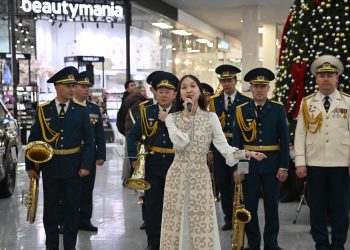 Өскеменнің сауда орталықтарында әскери әндер шырқалды