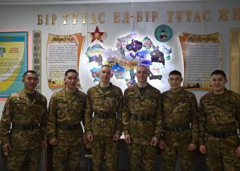 Өскемен гарнизонында үш егіз борышын өтеп жатыр