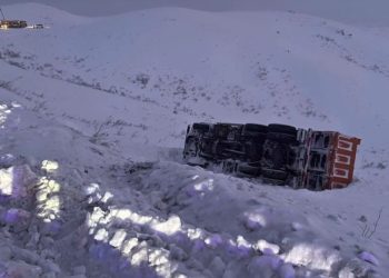 Өскемен-Самар тас жолында жүк көлігі аударылып қалды