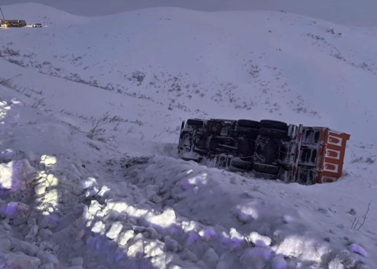 Өскемен-Самар тас жолында жүк көлігі аударылып қалды