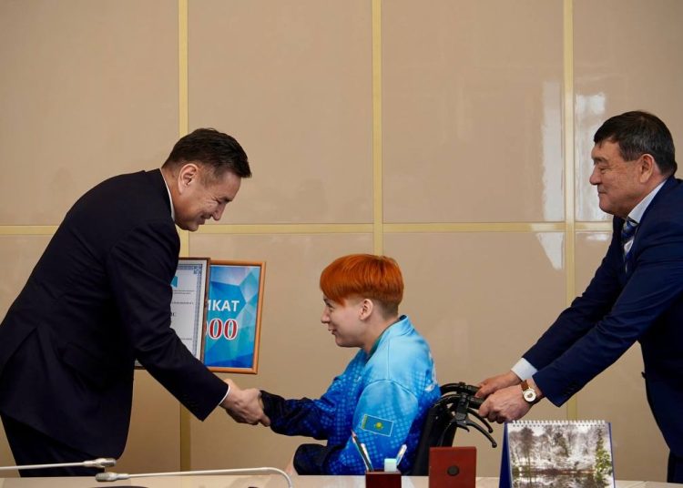 ШҚО әкімі Азия Пара ойындарының чемпиондарымен кездесті