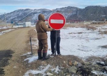 Сібе көлдерінің маңында тыйым салу белгісі орнатылып жатыр
