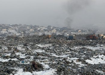 Күлімсі иіс, лас су, шашылған қоқыс: Өскеменнің мыңдаған тұрғыны полигон маңында тұрып жатыр