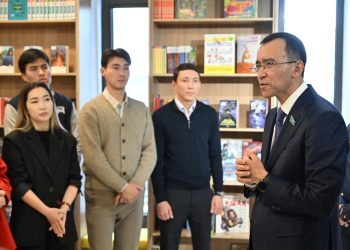 Мәулен Әшімбаев Алматыда жаңа Конституция жобасын талқылады