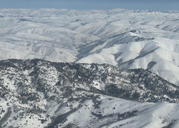 Тауда қар қалың, Бұқтырманы мұз құрсап жатыр: тасқын қаупі бар аймақтарға барлау жүргізілді