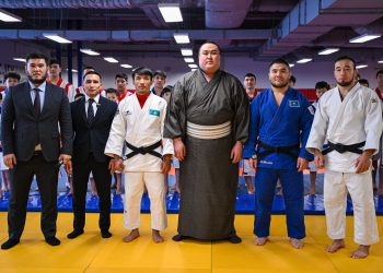 Кәсіпқой сумошы Ерсін Балтағұл жас балуандарға жапон күресінің қыр-сырын үйретті
