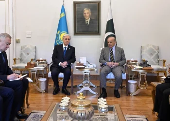 Қасым-Жомарт Тоқаев пен Шахбаз Шариф шағын құрамда келіссөз жүргізді