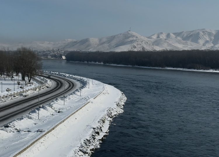 Фото: Tereze/Өскеменді қақ жарып ағып жатқан Ертіс өзені. 2026 ж.