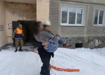 Құтқарушылар өртенген пәтердің ішінен бір адамды алып шықты — Өскемен