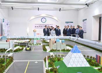 Мәулен Әшімбаев өскемендік еңбек ұжымдарымен кездесті