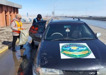 Зайсандық отбасы Астанаға дейін жол бойын тазалап барды