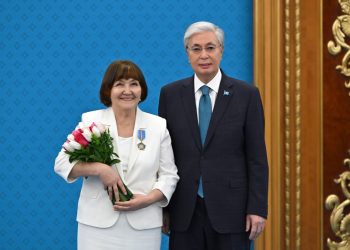 ШҚО-ның мәдениет қызметкері Зоя Дүзбаева Президент қолынан марапат алды