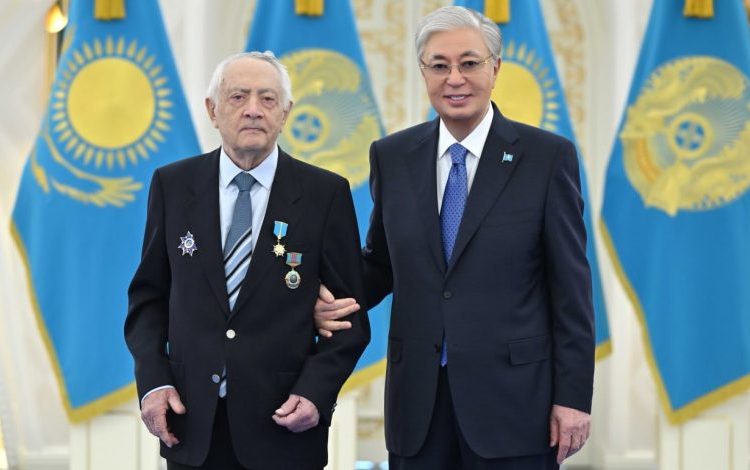 Президент Ерванд Ильинскийге «Қазақстанның Еңбек Ері» атағын тапсырды