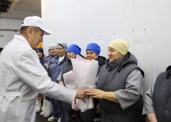 Шұжықтың 80-нен астам түрін өндіреді: ШҚО әкімі Өскемендегі заманауи кәсіпорында болды
