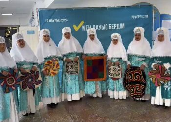 Зайсандық әжелер референдум учаскесінде шашу шашып, бауырсақ таратты