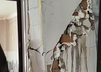 Өскемен әкімі қабырғасы жарылған үйдің жағдайымен танысты