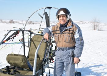 Өскеменде әскери ұшқыш референдумға парапланмен ұшып келді