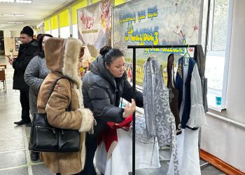 Референдум учаскесінде жәрмеңке көрігі қызды