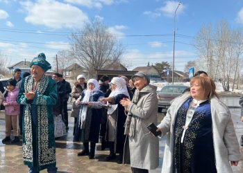 Бабкина Мельница тұрғындары Наурыз мерекесін тойлап жатыр