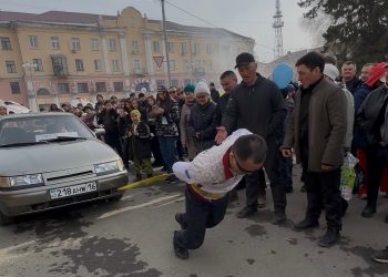 Көлік сүйреген батырлар: биылғы Наурыз өзгеше өтті